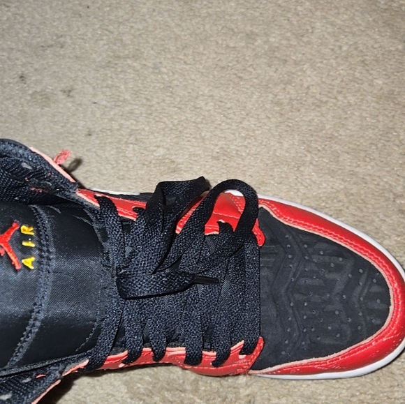 Jordan 1 SE Mid Size 7.5 - Picture 3 of 4